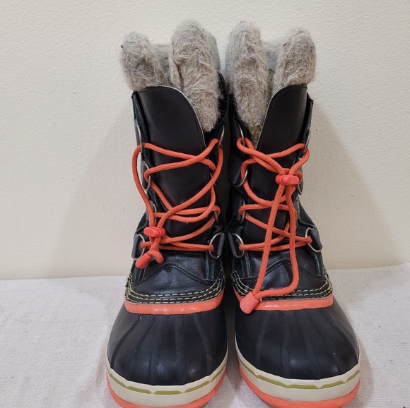 Sorel winter boots sz 2 - Picture 2 of 9
